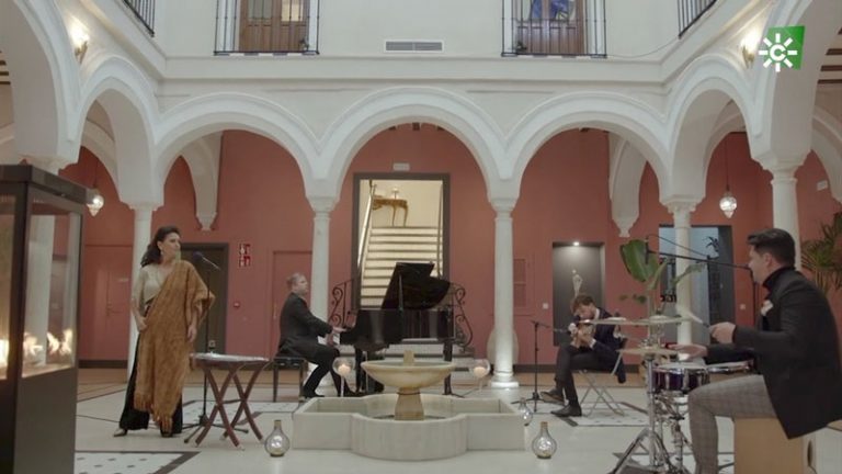 María José Santiago actuando en el programa "Música para tus oídos"